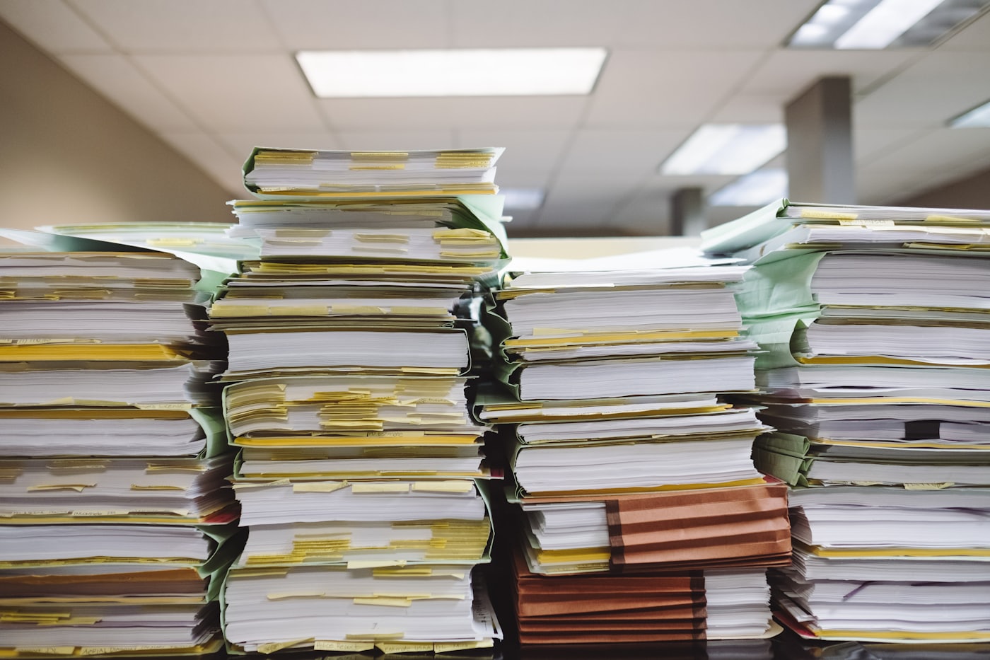 Pile di documenti e cartelline su una scrivania